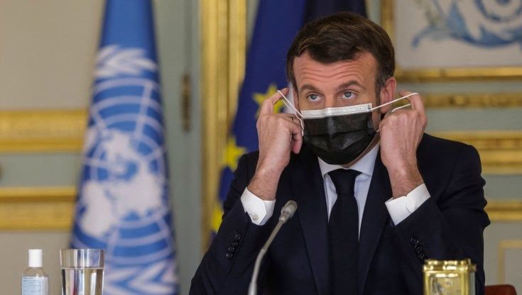 Francia, Macron virologo in capo: studia le riviste scientifiche e decide tutto da solo