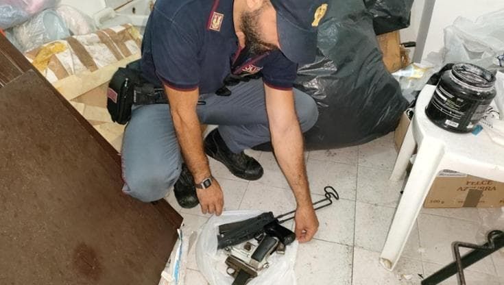 Spaccio di cocaina e detenzione di armi alla Noce a Palermo, cinque arresti