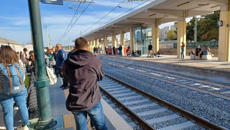 Turisti e pendolari abbandonati per 4 ore nella stazione 'fantasma': a Polignano la vergogna dei treni fermi senza alcuna informazione