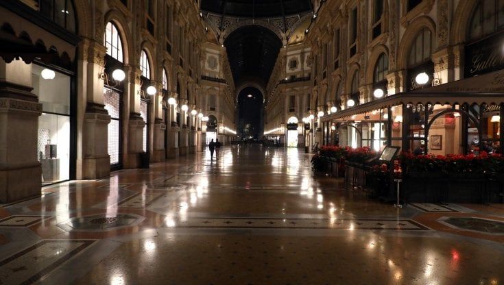 In Lombardia coprifuoco, centri commerciali e grandi negozi chiusi nel weekend. Crisanti: "Passo avanti per evitare il lockdown"