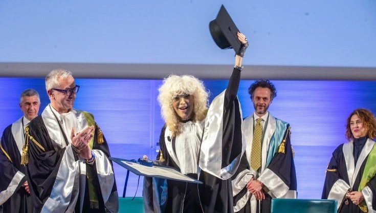 Donatella Rettore riceve il diploma honoris causa in management delle risorse allo Iulm: "Non sono laureata, mia madre me l'ha sempre ricordato"