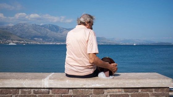 La storia dell'anziano che porta al mare la foto della moglie morta ora è un film, verticale