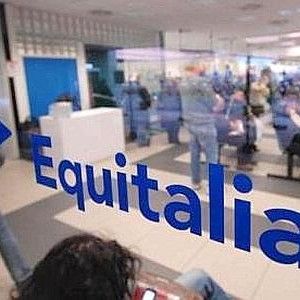 Equitalia, file dalle 5 del mattino. Un utente denuncia la societ&agrave;