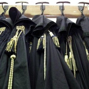 Ivrea, padre padrone puniva la figlia di pochi mesi con docce gelate