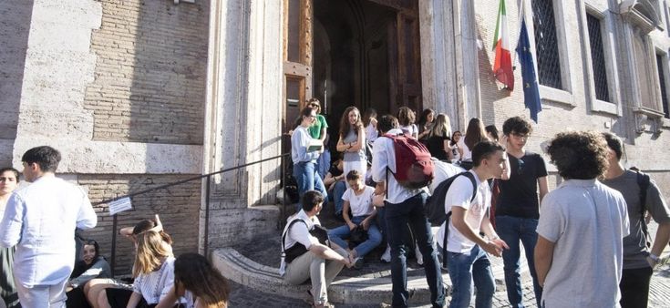 Maturità, al via gli esami orali con la novità delle tre buste. Scompare la tesina  