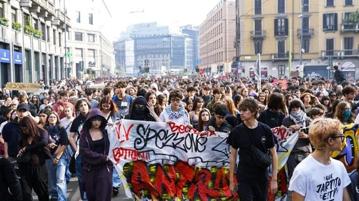 Milano, migliaia di studenti in corteo: “Per una scuola antirazzista”. Occupato l’ex obitorio