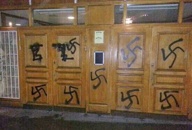 Stoccolma, decine di svastiche sull'ingresso della moschea