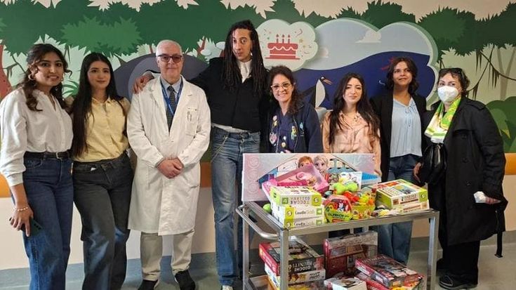 Ghali fa visita ai bambini ricoverati al Niguarda: abbracci, regali e sorrisi luminosi