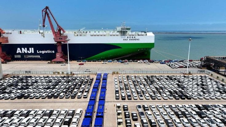 Troppe auto dalla Cina, l’Ue pronta a limitare l’import delle ibride: la mossa che irrita Pechino