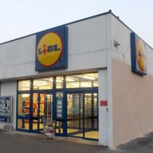 Torino, ruba alla Lidl e scappa salendo sulle auto in sosta