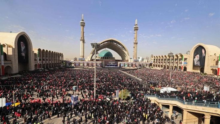 Migliaia in piazza per i funerali di Khamenei. Giallo sulla presenza di Mojtaba alla sepoltura