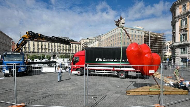 Napoli, ecco il Pulcinella di Gaetano Pesce con i maxi cuori in piazza Municipio
