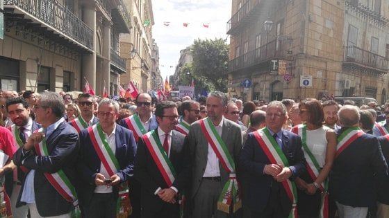 Regione: il piano di Crocetta per salvare i 16 mila precari degli enti locali