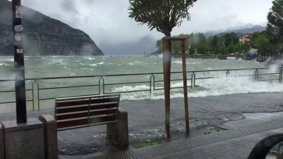 Maltempo in Lombardia, un disperso nel fiume a Mantova, danni per vento e grandine da Milano al Garda