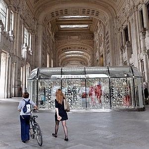 Milano, palpeggia ragazza in un negozio della Centrale: 33enne finisce in manette