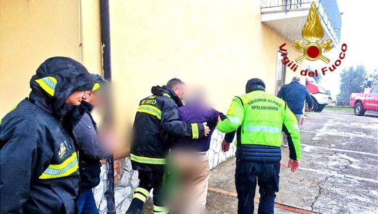 Irpinia, anziano scivola in un dirupo: ritrovato vivo dopo una notte di ricerche