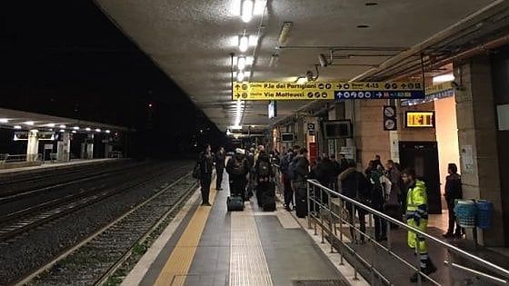 Roma Ostiense, cambio di binario all'ultimo momento. I pendolari restano a terra a notte fonda