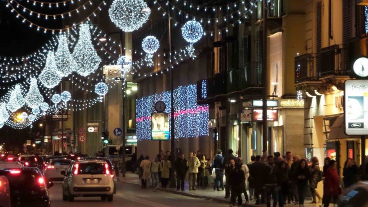 Le luminarie di Natale accese nel centro di Palermo
