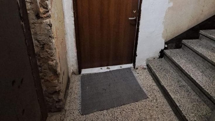 Neonato abbandonato trovato a Milano davanti alla porta di un palazzo Aler con un biglietto in arabo: “La mamma è morta e il padre non se ne può occupare”