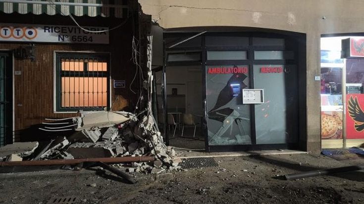 Lodigiano, perde il controllo del trattore che sfonda l’ambulatorio medico del paese
