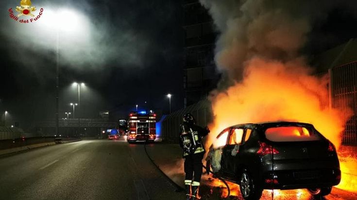 Auto prende fuoco sulla statale 96, illesi padre e figlio: hanno accostato un attimo prima del rogo
