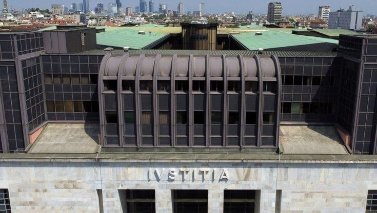 Milano, si fingeva ginecologo per violentare minorenni: condannato a 9 anni