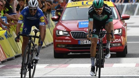Ciclismo, Giro del Delfinato: Alaphilippe vince all'ultimo respiro. Adam Yates resta leader
