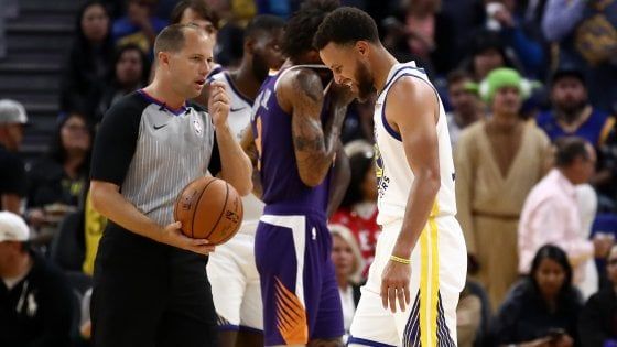 Basket, Nba: Curry si rompe la mano, notte fonda per Golden State. Rissa Embiid-Towns, Wizards-Rockets da 317 punti