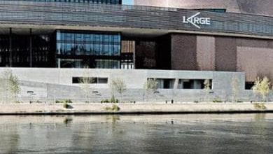 Sull'Île Seguin il museo Large scalda il motore