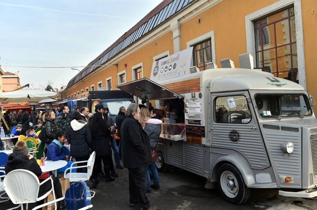 Solo con le mani, a Milano trionfa lo street food