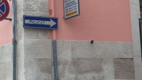 Molfetta, sul segnale stradale l'indicazione in codice per comprare droga: arrestato