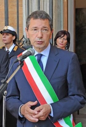 Siria, Marino in bici alla veglia<br />"La guerra &egrave; sempre un male"