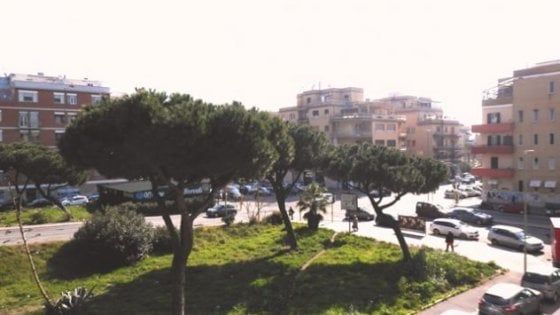 Ostia, inciampa in una buca stradale e viene investita da auto: grave una donna 