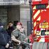 Parigi, militare spara a uomo armato vicino al Louvre: evacuato il museo