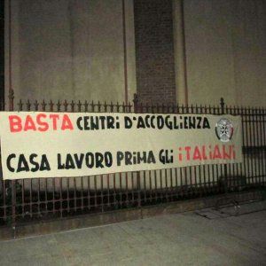Profughi ospitati a Expo, blitz anti-migranti di CasaPound a Legnano: striscione contro l'accoglienza