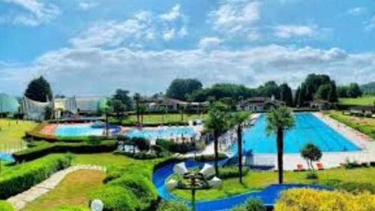 Incidente in piscina nel Biellese, a 14 anni batte la testa cadendo dallo scivolo