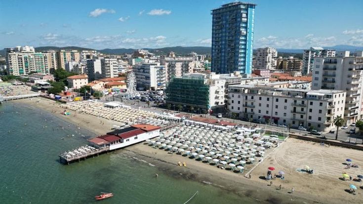 Natale in spiaggia, a Follonica sdraio e ombrelloni aperti il 25 dicembre