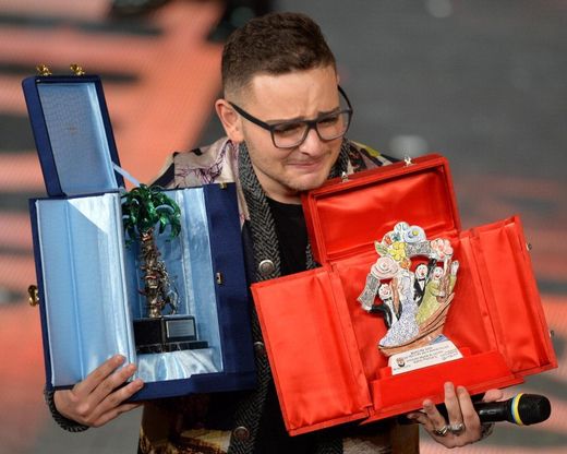 Rocco Hunt vince a Sanremo <br />e de Magistris twitta: "Bravo!"