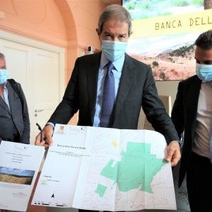 Covid, la stretta della Regione: ingressi limitati negli esercizi pubblici, tampone obbligatorio sui migranti