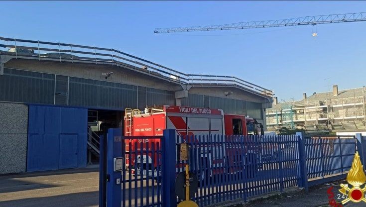 Incidenti sul lavoro a Milano, operaio precipita da 8 metri d'altezza: ferito ma salvo grazie ai sacchi sul pavimento