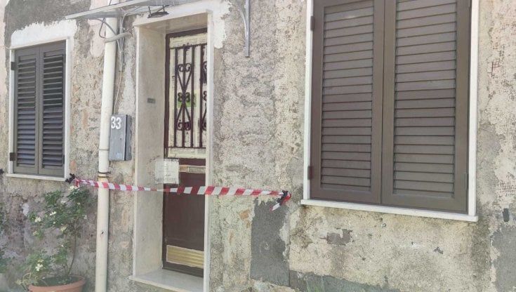 Donna di 32 anni trovata morta in casa nel Catanese: il marito fermato per omicidio