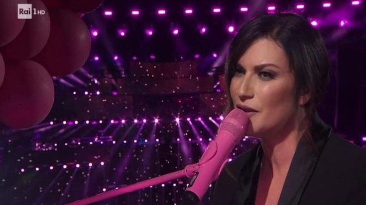Laura Pausini né di destra né di sinistra. Afascista e tutti i derivati di “fascista”