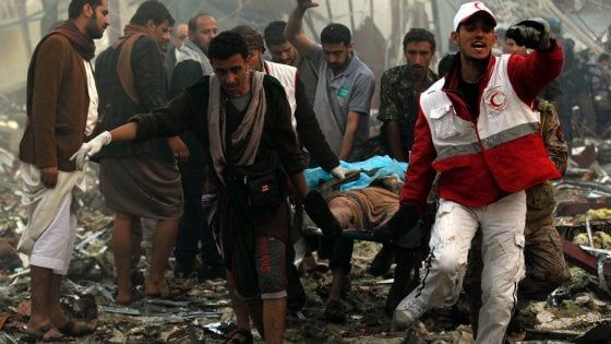 Yemen, raid su un funerale a Sana'a: 155 vittime. Ucciso il sindaco