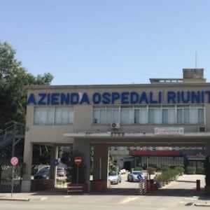 Foggia, travestito da guardia giurata si fa consegnare 12mila euro dal Cup dell'ospedale