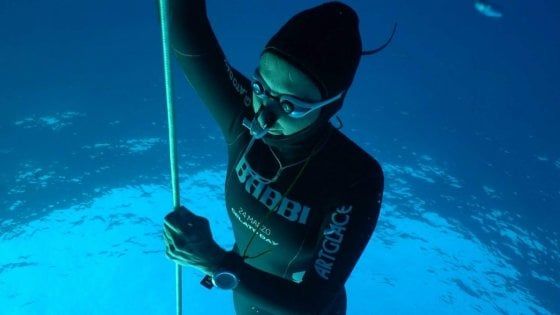 Apnea, Mariafelicia Carraturo: "Giù negli abissi, col sorriso ecco il mio record a 48 anni"