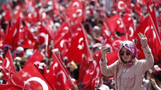 Turchia, ad Istanbul un milione con Erdogan: "Pena di morte se il popolo la vuole"