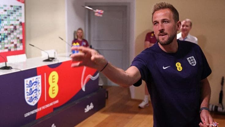 Euro 2024, Harry Kane gioca a freccette con un giornalista inglese e perde la sfida