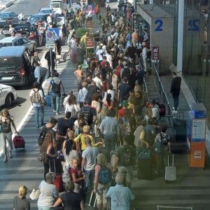 Aeroporto di Fiumicino, ore di stop e code al check in per un guasto alla connessione