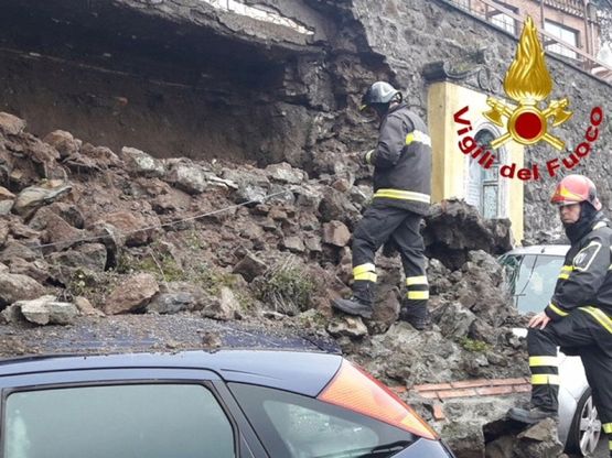Rocca di Papa, si sgretola muro. Danneggiate due auto