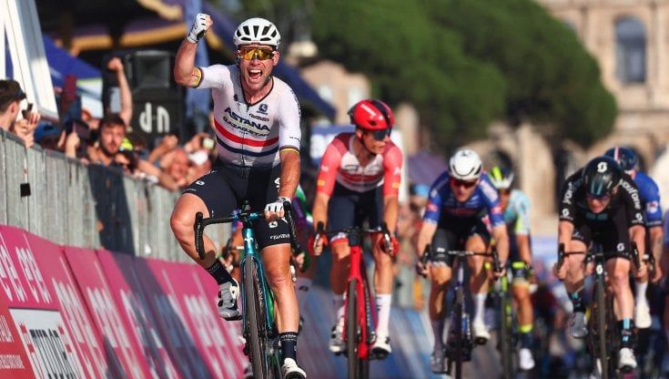 Giro d'Italia, trionfo di Roglic. Cavendish vince la volata finale a Roma. Gli applausi di Mattarella che poi premia il vincitore